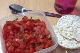 Diced and seeded tomato with parsley and brown rice thins