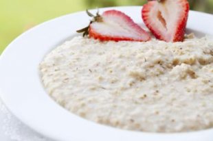 Oatmeal and strawberries for breakfast in a daily meal plan. - James And James/Stockbyte/Getty Images